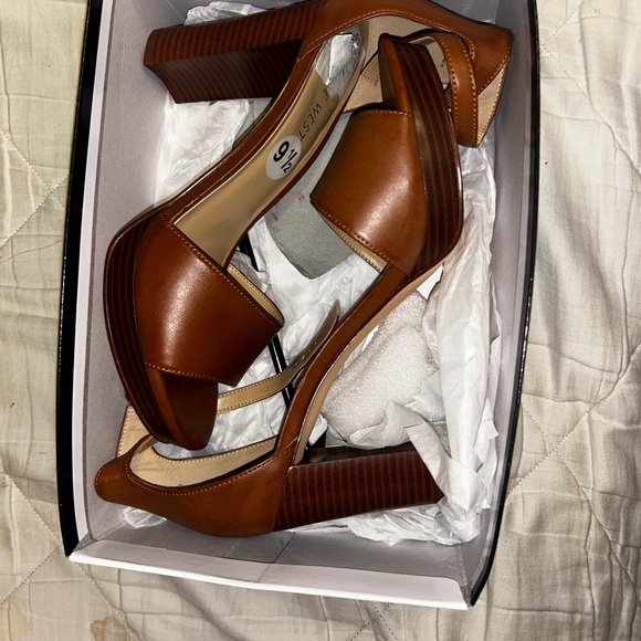 Brown Nine West heels - Picture 1 of 3